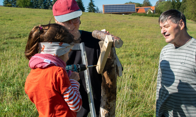 Anbringen einer Sitzhilfe für Greifvögel – Foto: F. Spissinger